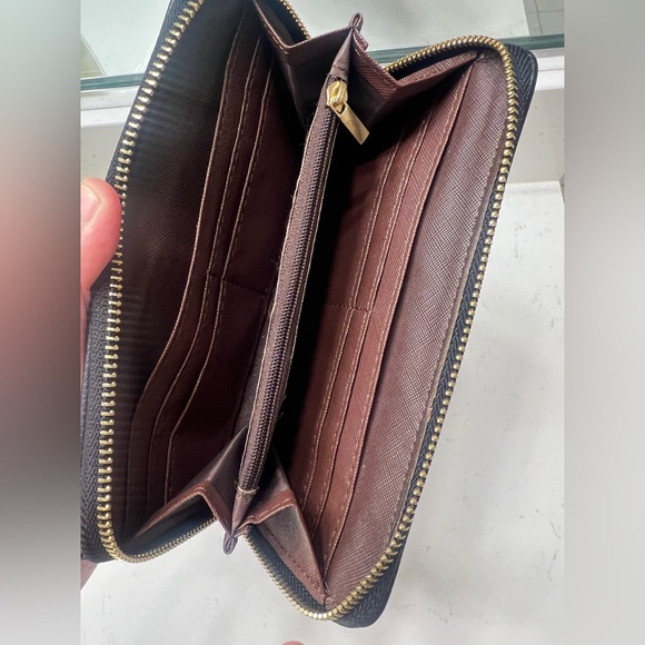 Marc Jacobs “The Wallet” Black Zip Around Leather Wallet – Gold Hardware - Picture 10 of 12